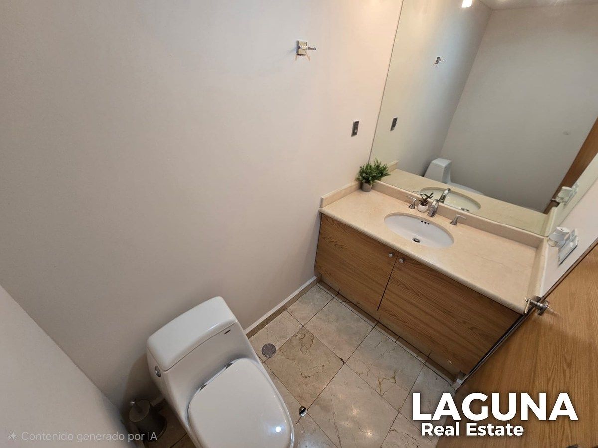 6 de 25: medio baño de visitas