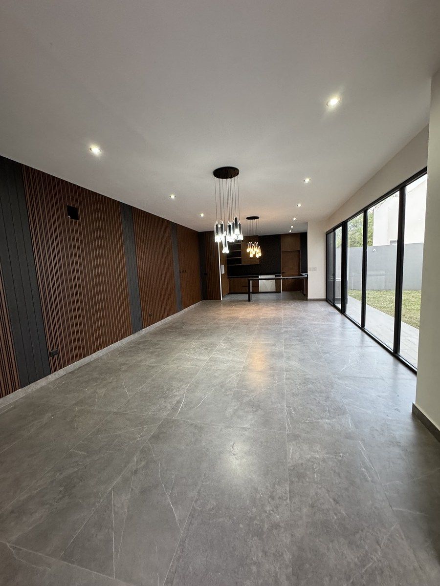 3 of 18: Planta baja, sala comedor y cocina