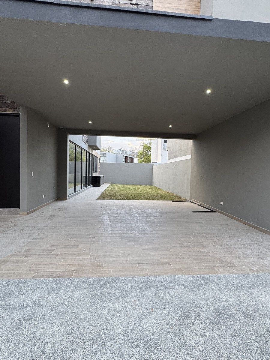 4 of 18: Cochera triple, con barra de cuarzo y jardín