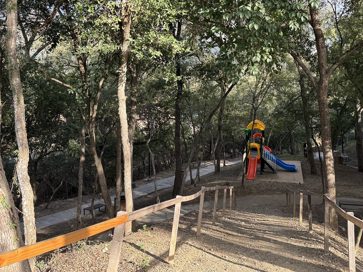 18 of 18: Parque arbolado