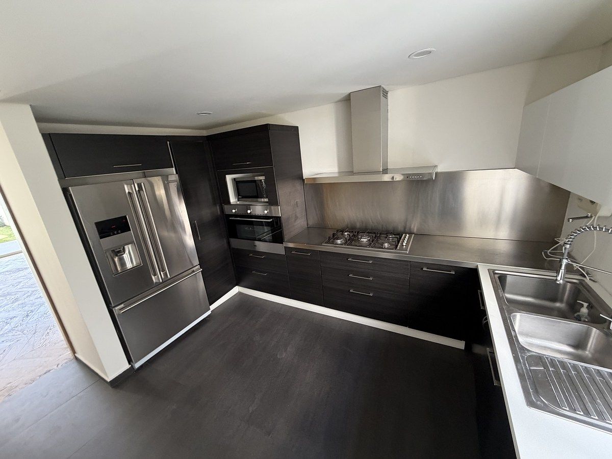 5 de 28: Cocina con barra de granito