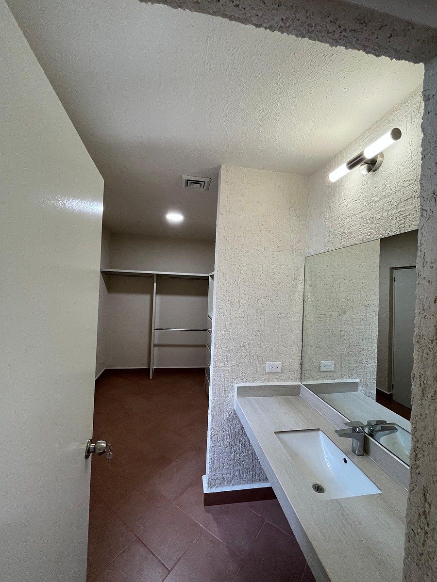 8 de 14: Baño con Closet