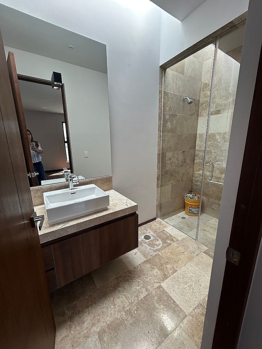 31 de 39: Baño completo planta baja para visitas