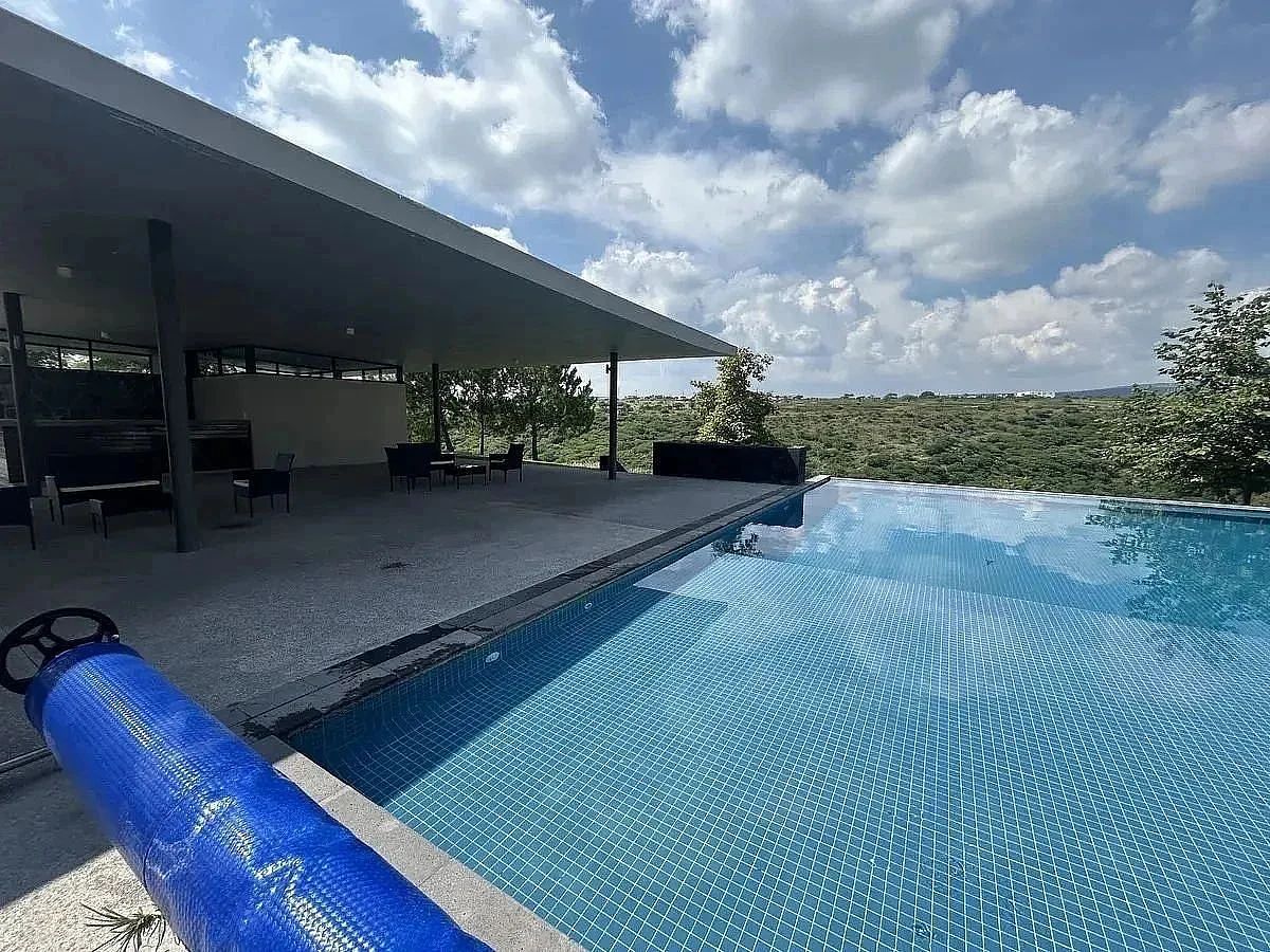 37 de 39: Alberca con vista infinita hacia la reserva