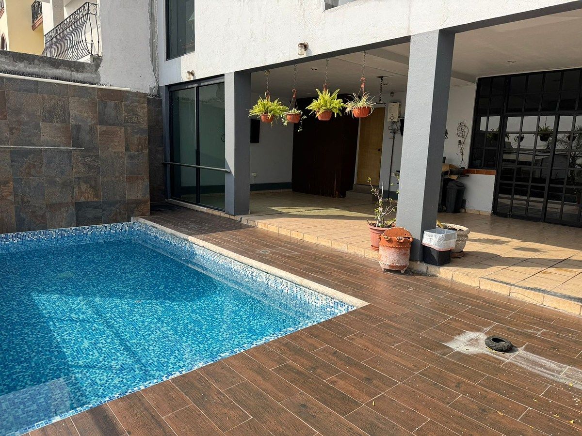 10 de 12: Patio con Alberca