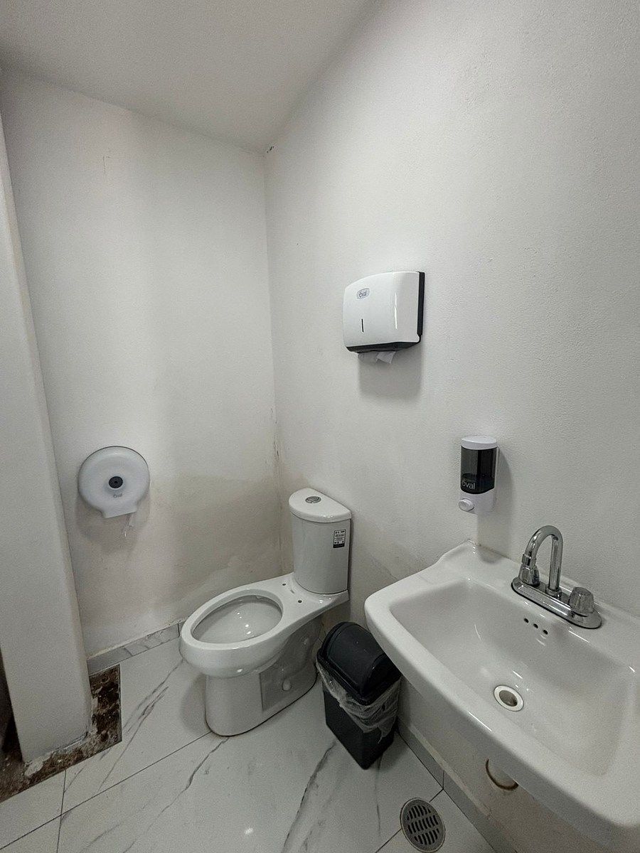 17 de 30: Baño Sala de Juntas