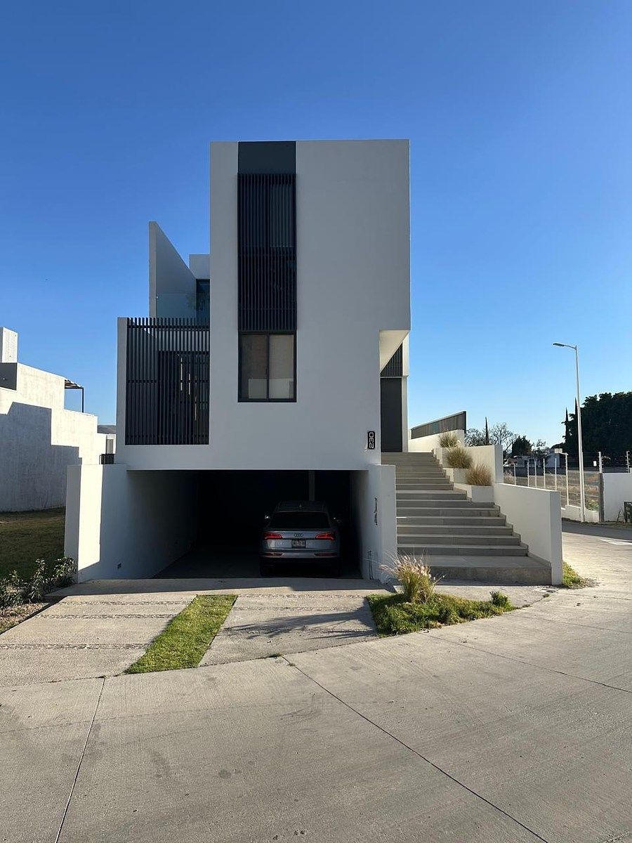 Casa en venta con cochera para 4 autos y amenidades paraje casas de autor tla