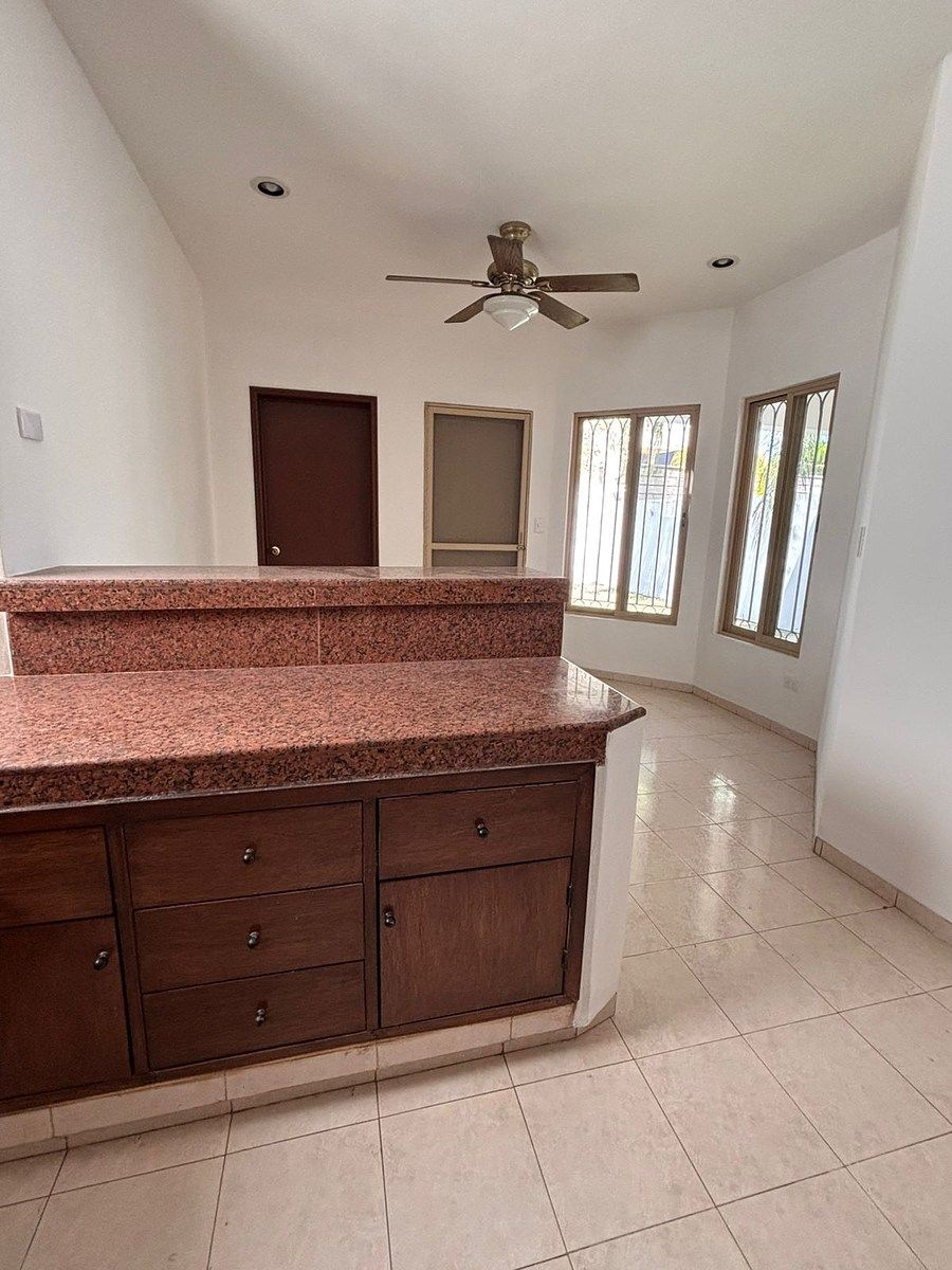 8 de 20: Cocina y área de desayunador