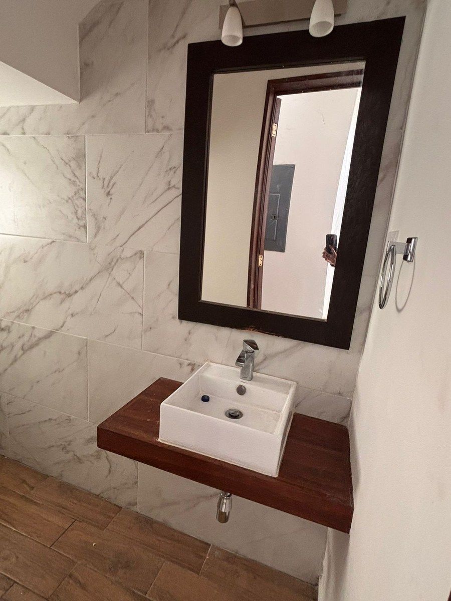 9 de 20: Medio Baño de visitas