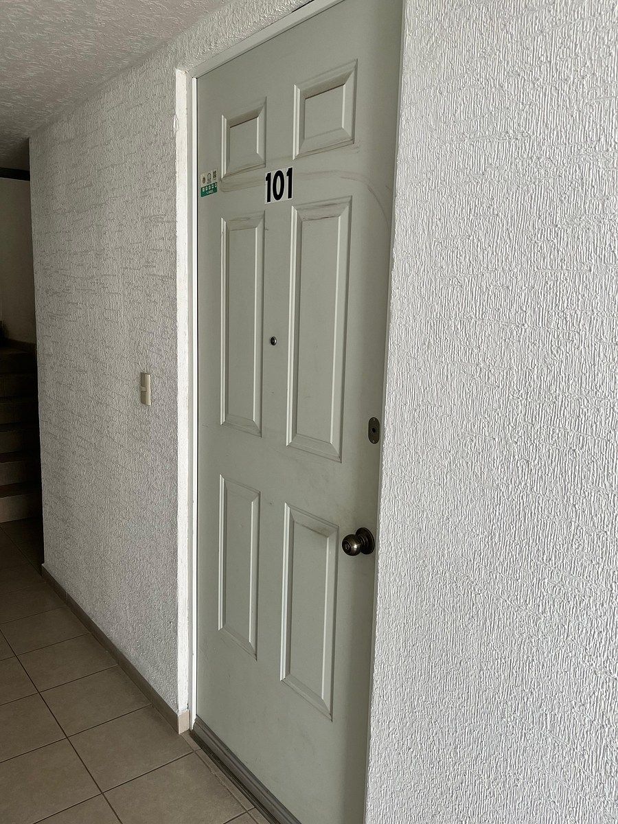 25 de 36: PUERTA PRINCIPAL