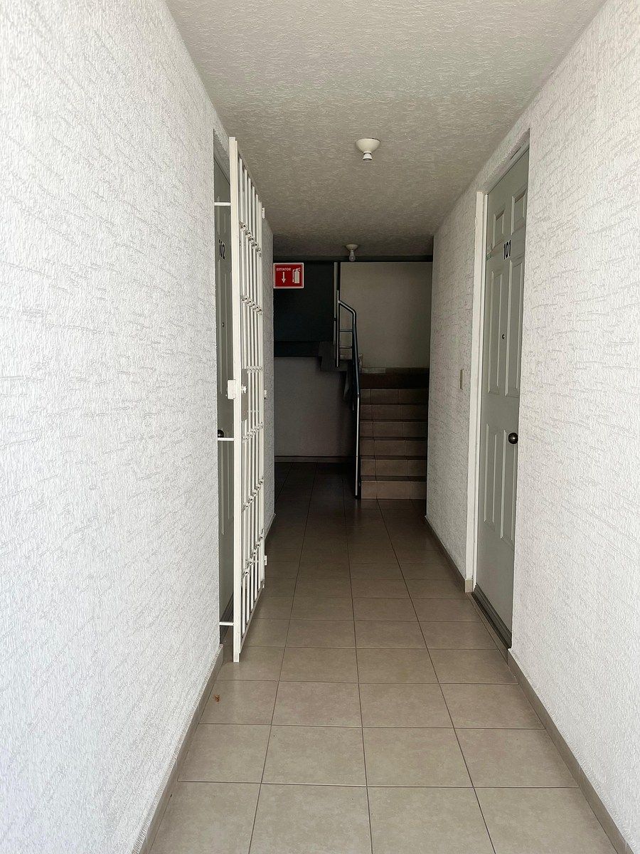 26 de 36: PASILLO DE ENTRADA