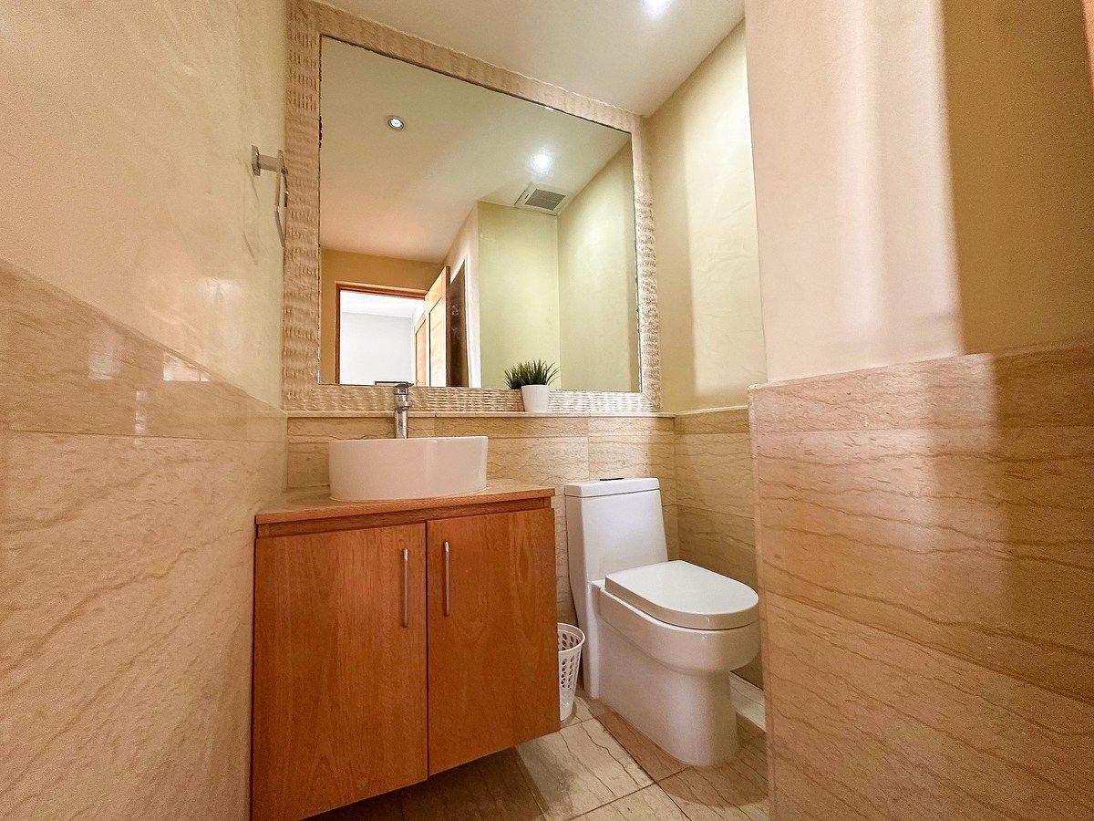 6 de 23: Baño de Visitas