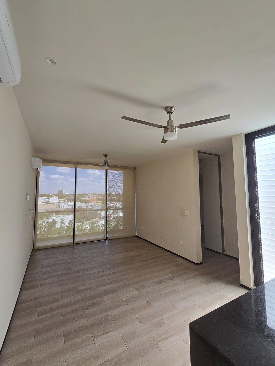 6 of 25: Sala con cortinas y balcón barandales