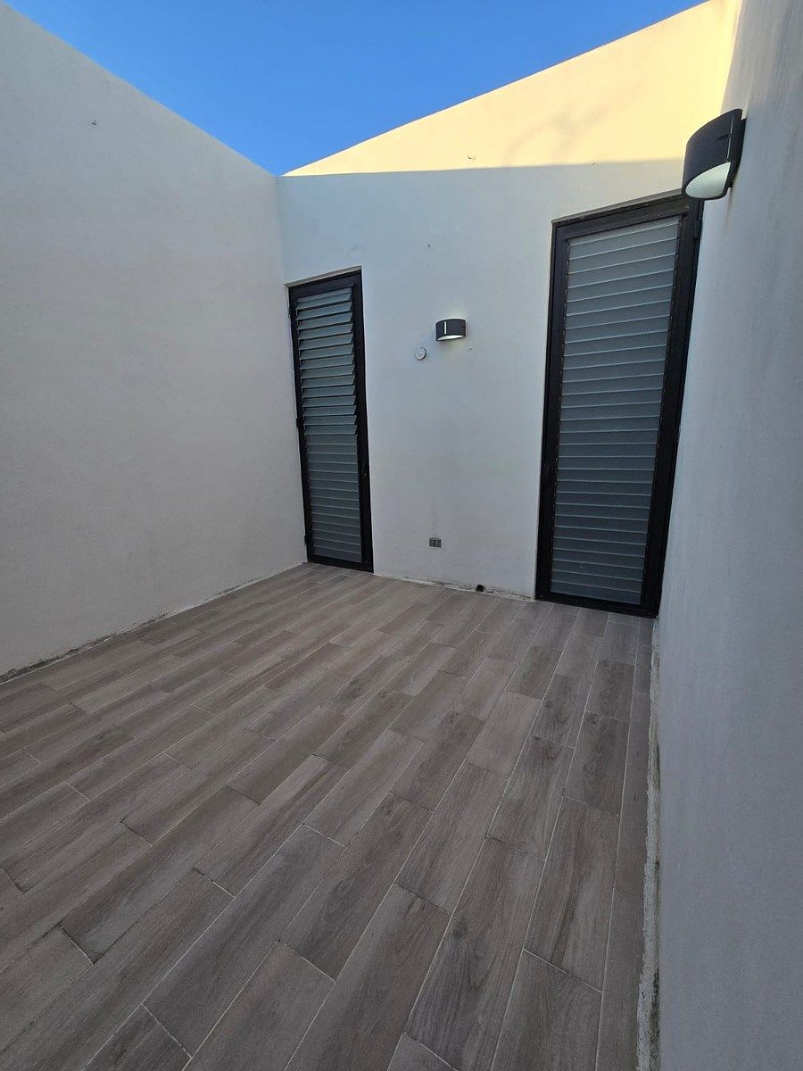 10 of 25: Terraza y puertas acceso cocina y sala.