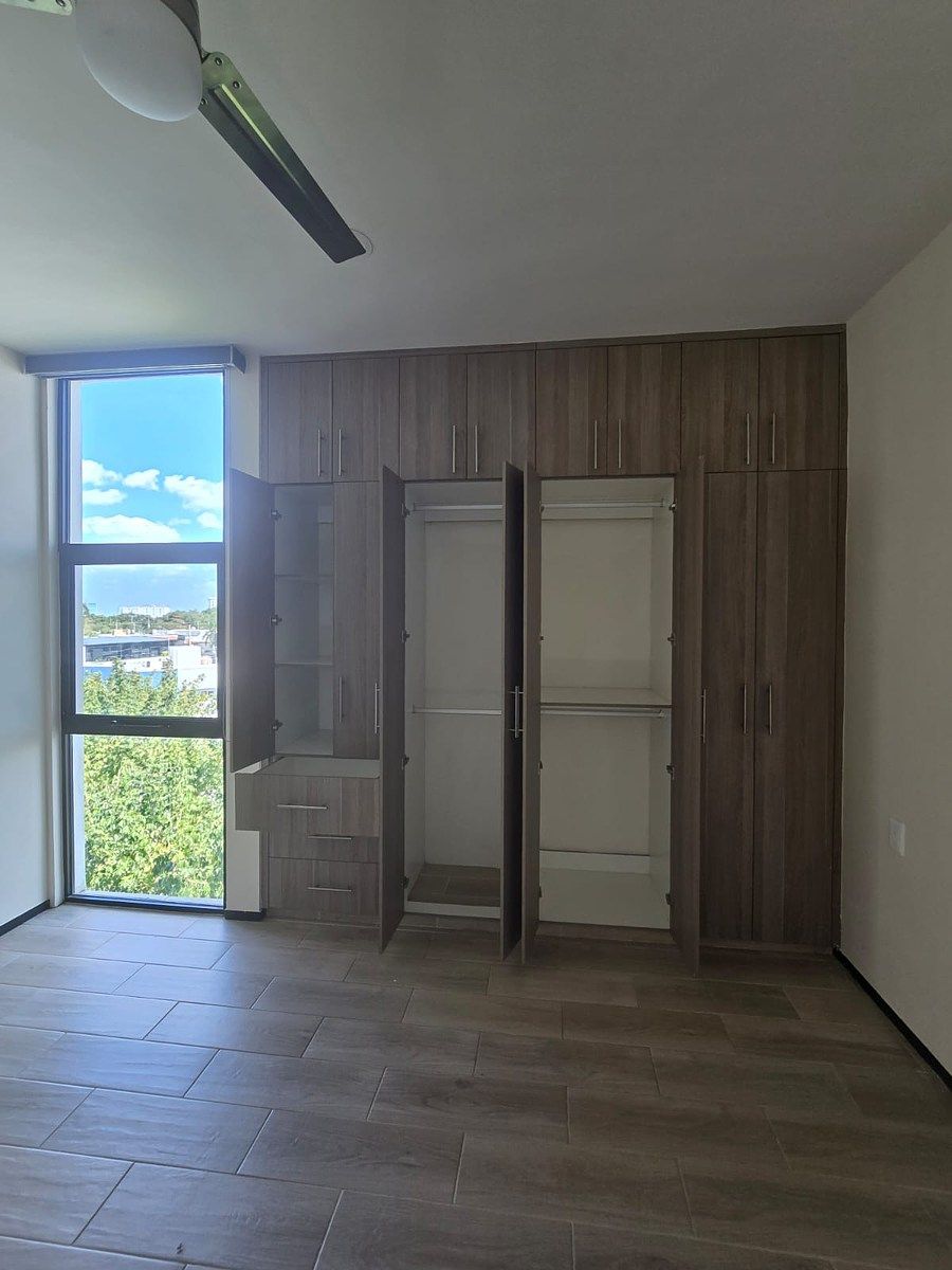 12 of 25: Recámara con closet