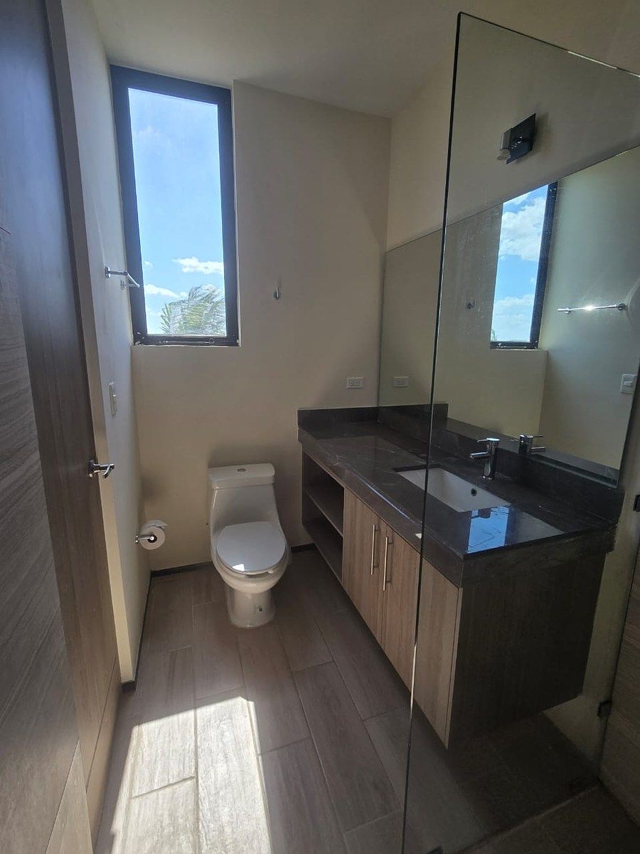 16 of 25: Baño completo recámara principal