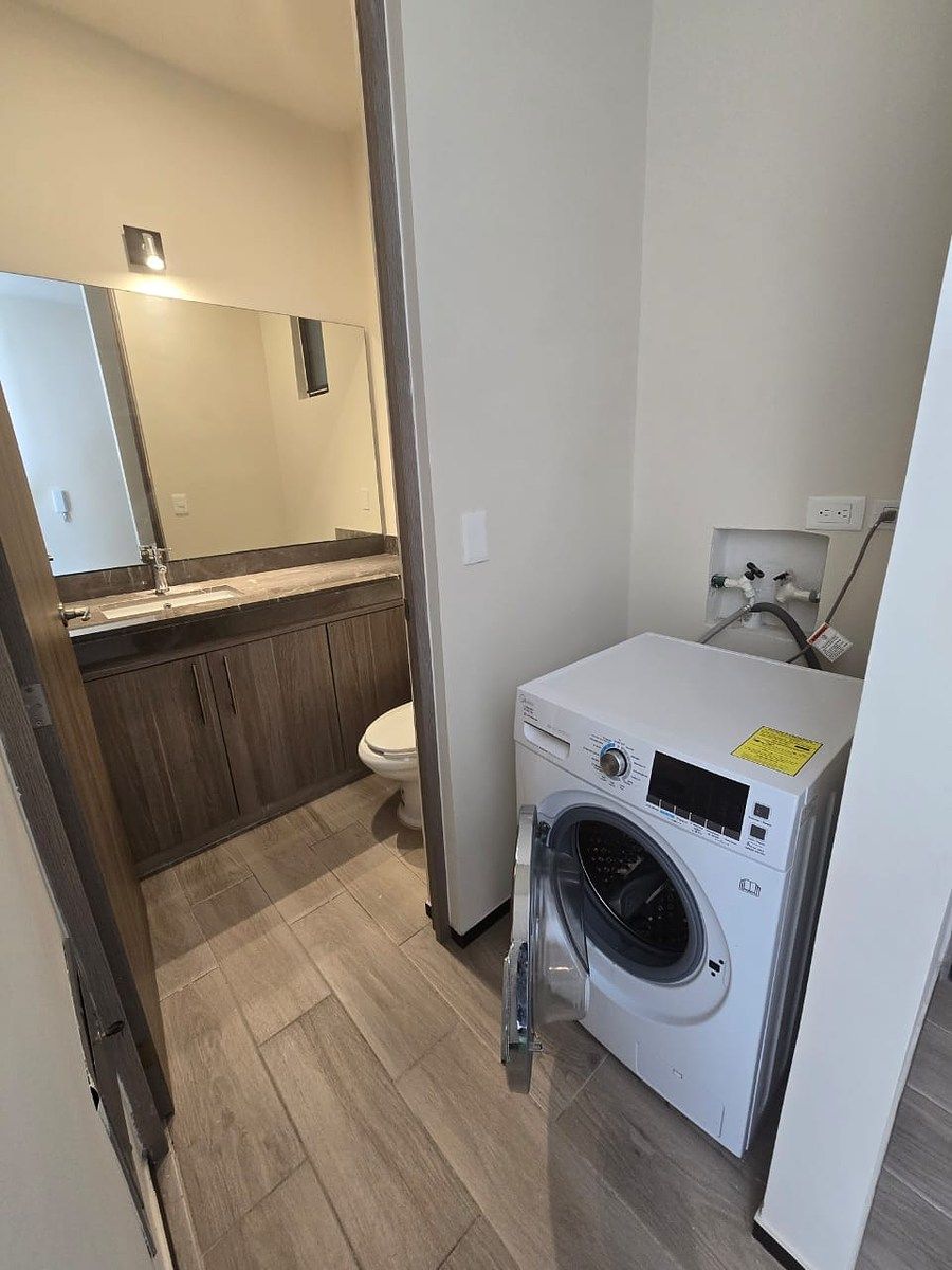 18 of 25: Medio baño