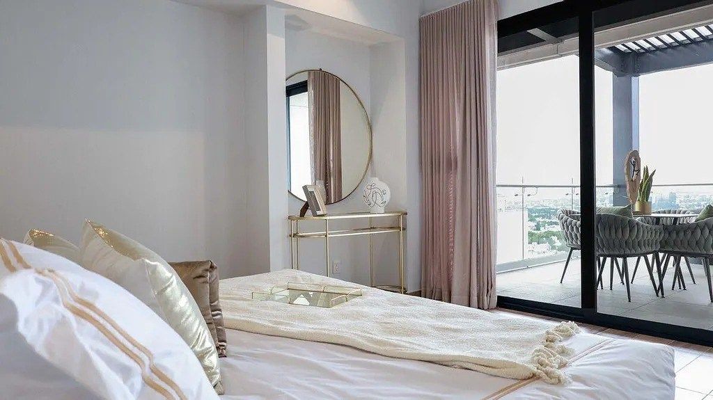 9 de 16: Recamara principal con terraza