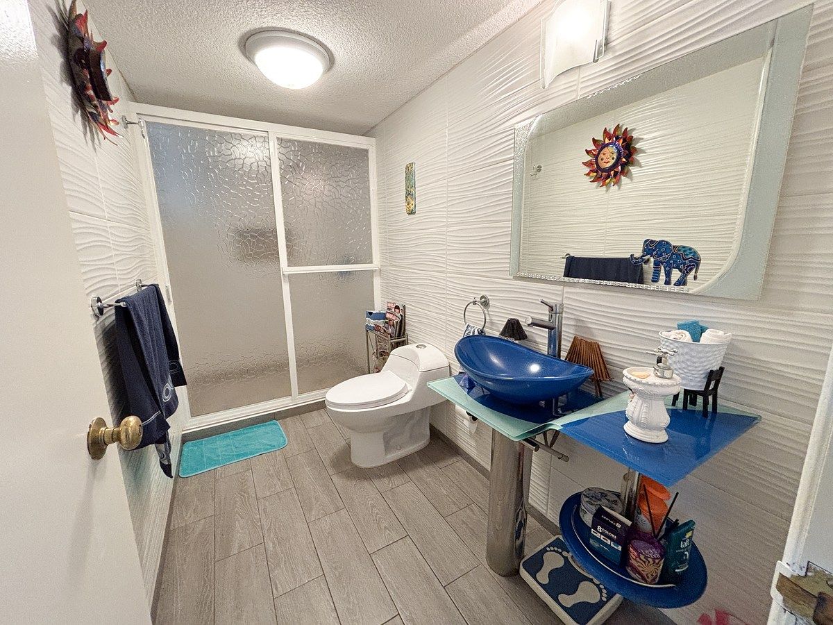 9 de 18: baño de visitas y recámaras secundarias