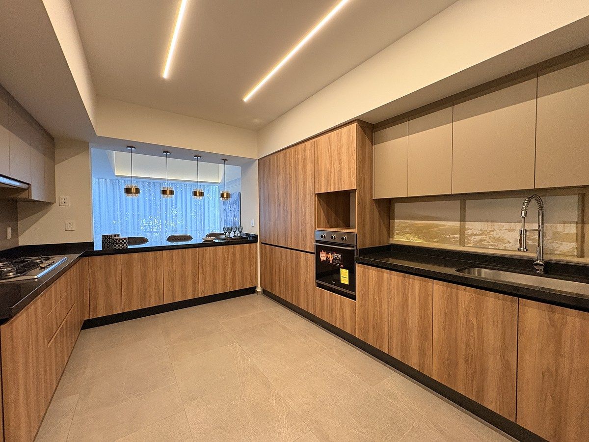 2 of 17: cocina integral amplia con detalles elegantes
