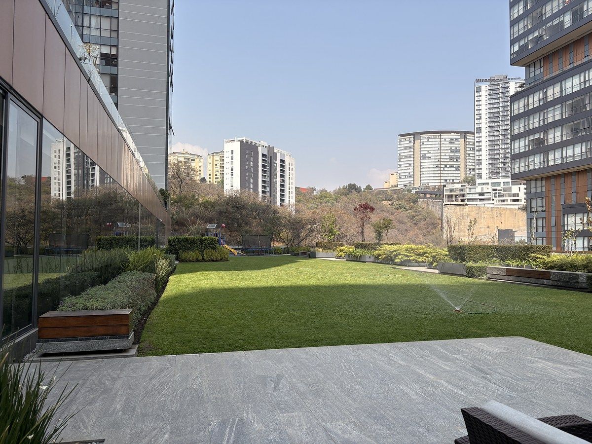 17 of 17: Espacio Exterior del edificio