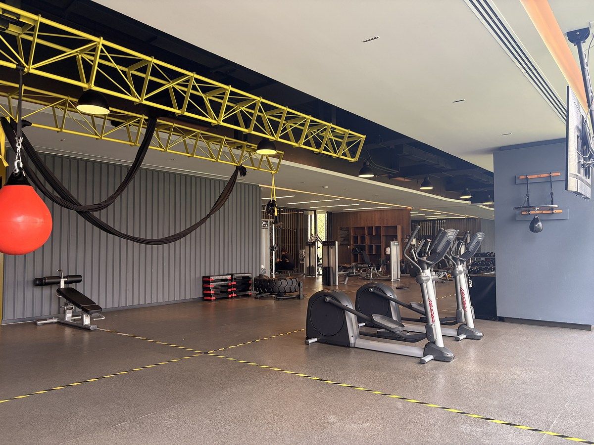 16 de 17: gimnasio amplio dotado con variedad de máquinas de ejercicio