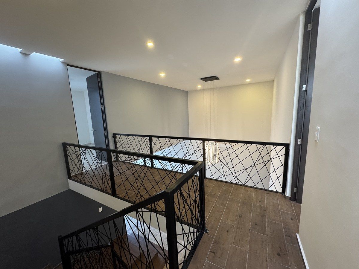 20 of 36: pasillo central planta alta