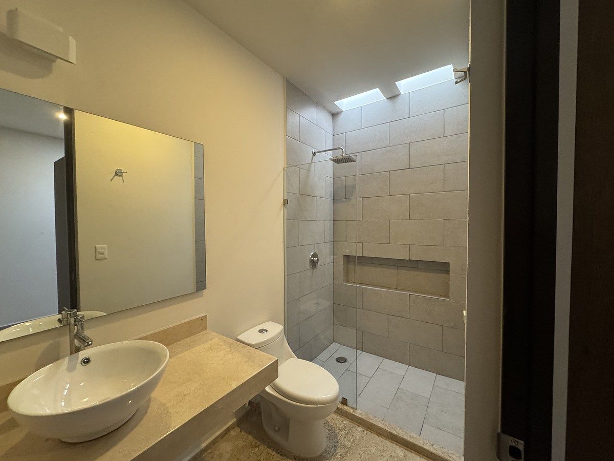 21 of 36: baño completo recamara 1 planta