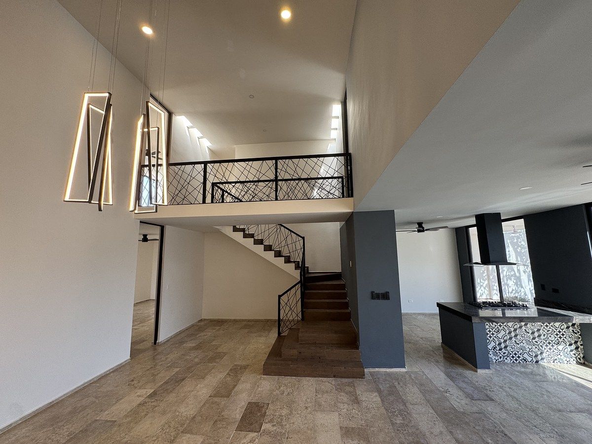 30 of 36: acceso recamara planta baja y escaleras hacia planta alta