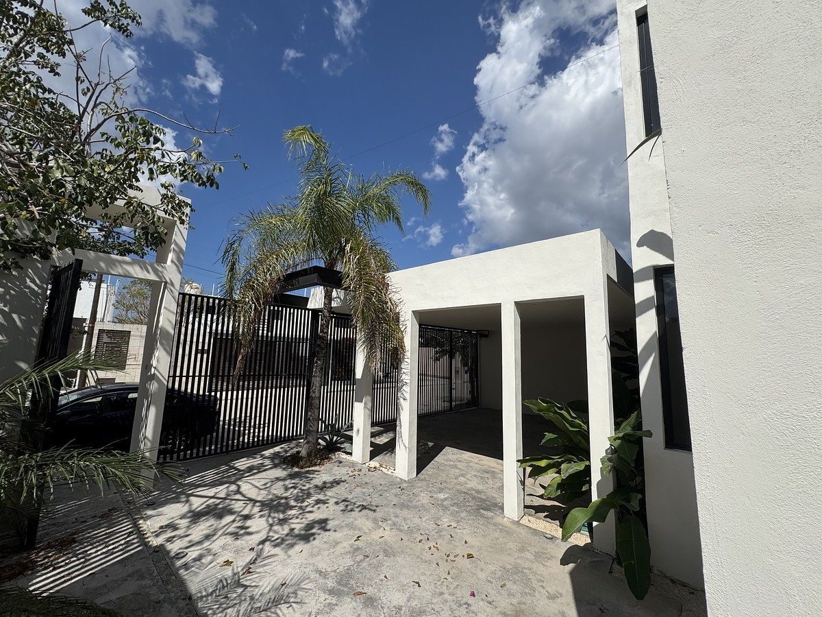 3 de 38: terrraza entrada principal casa y cochera