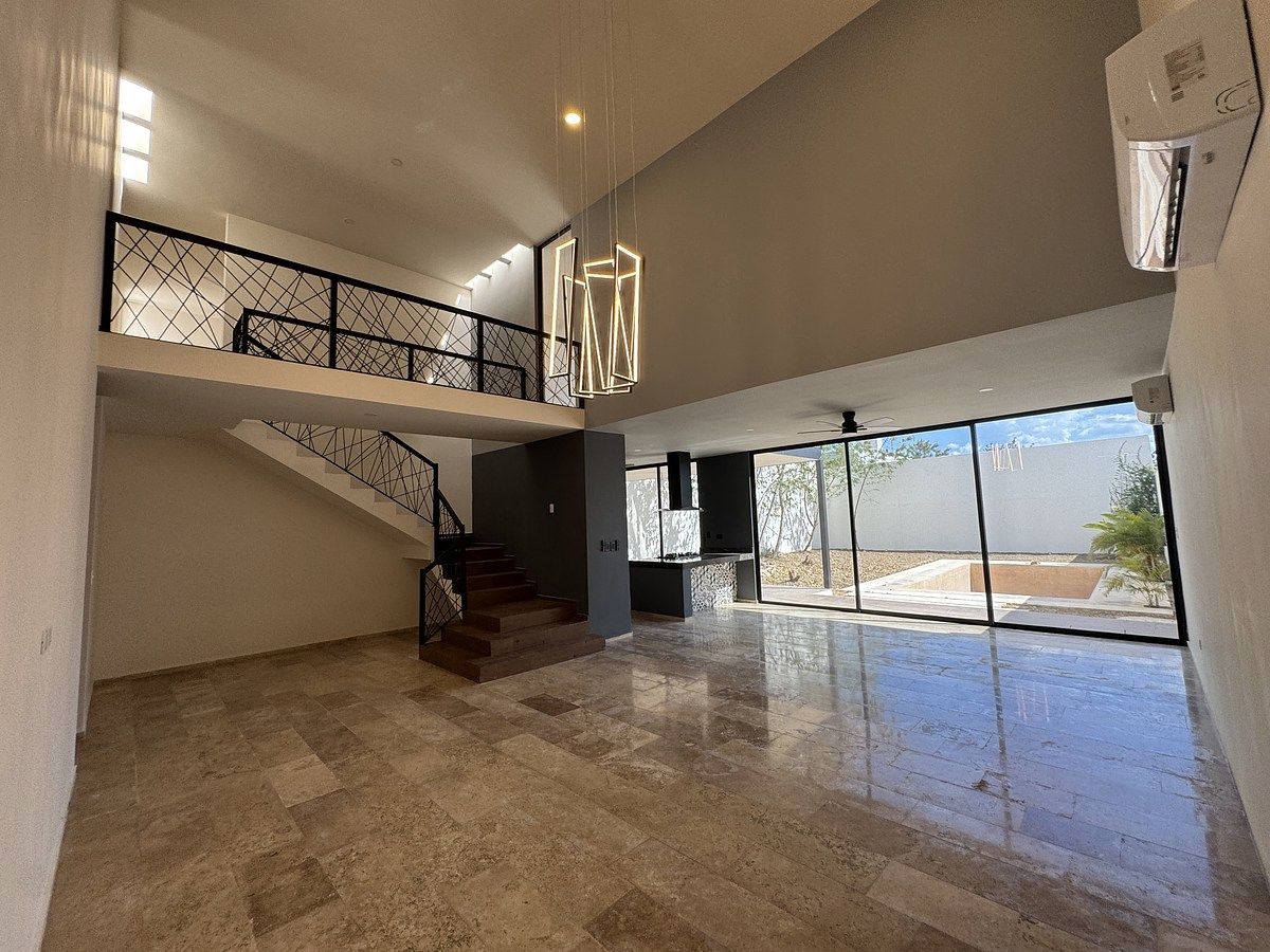 36 de 38: Sala comedor vista jardín posterior y alberca