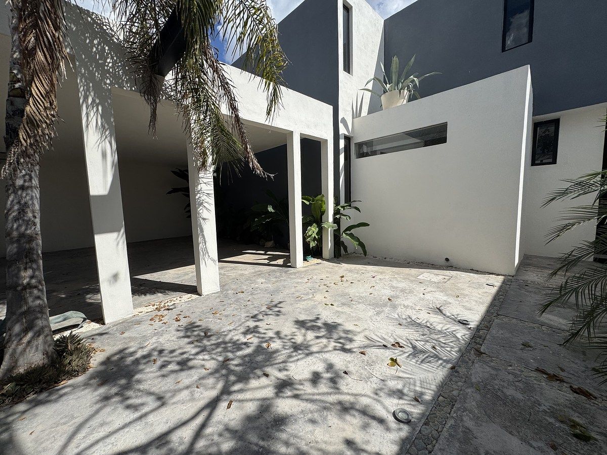 37 of 38: entrada a la casa y a la cochera