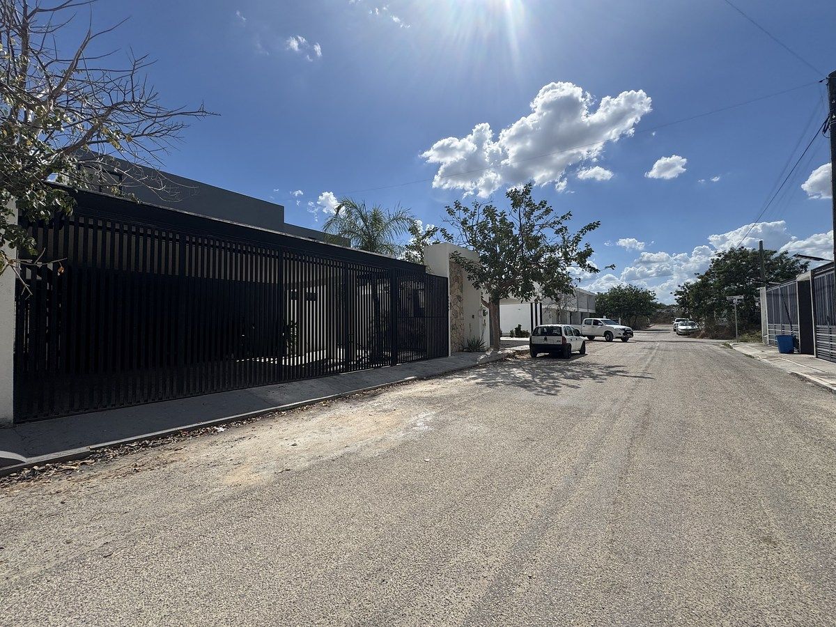 2 de 38: vista calle acceso y vecindario