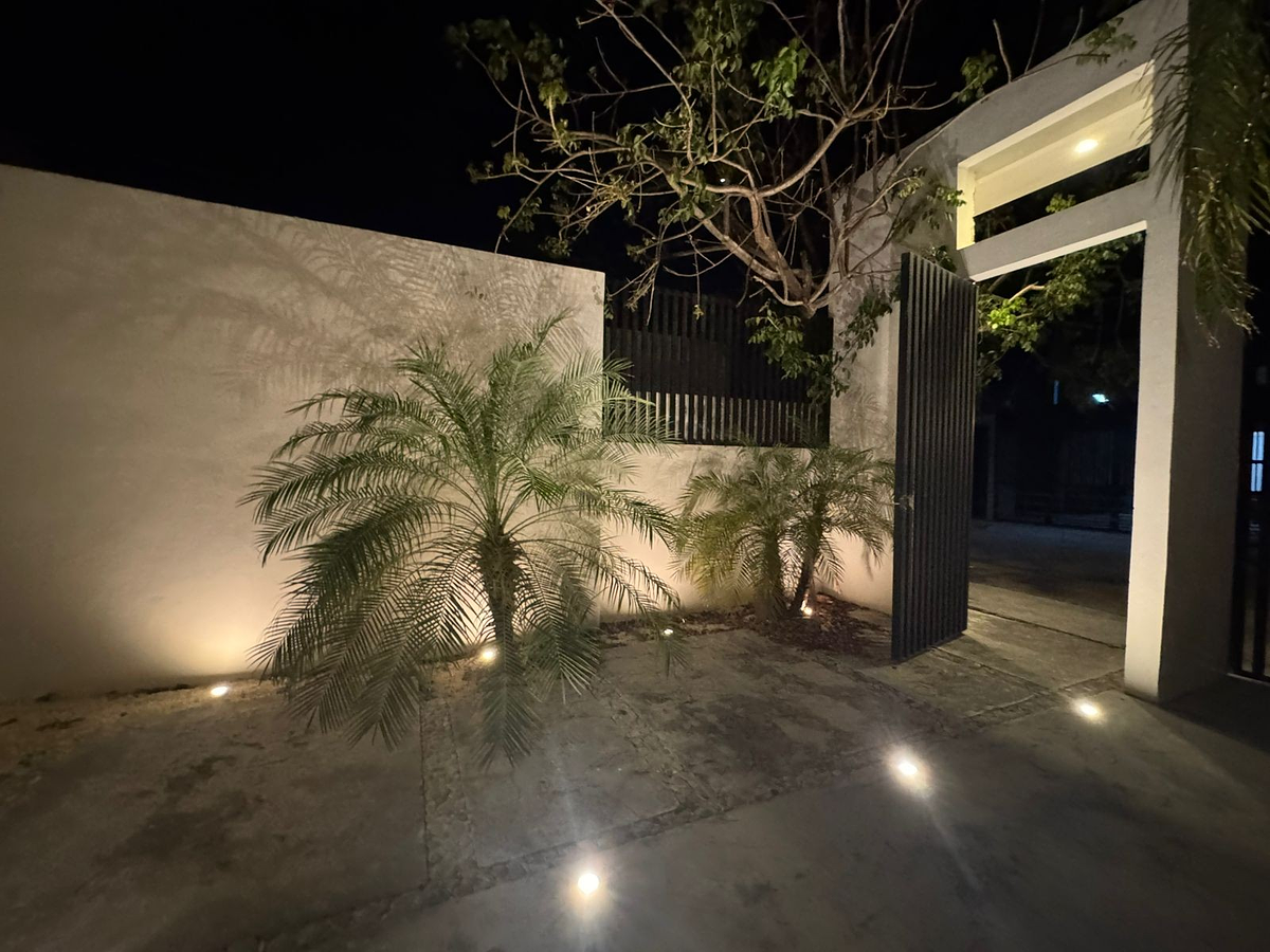 2 of 38: acceso peatonal iluminado