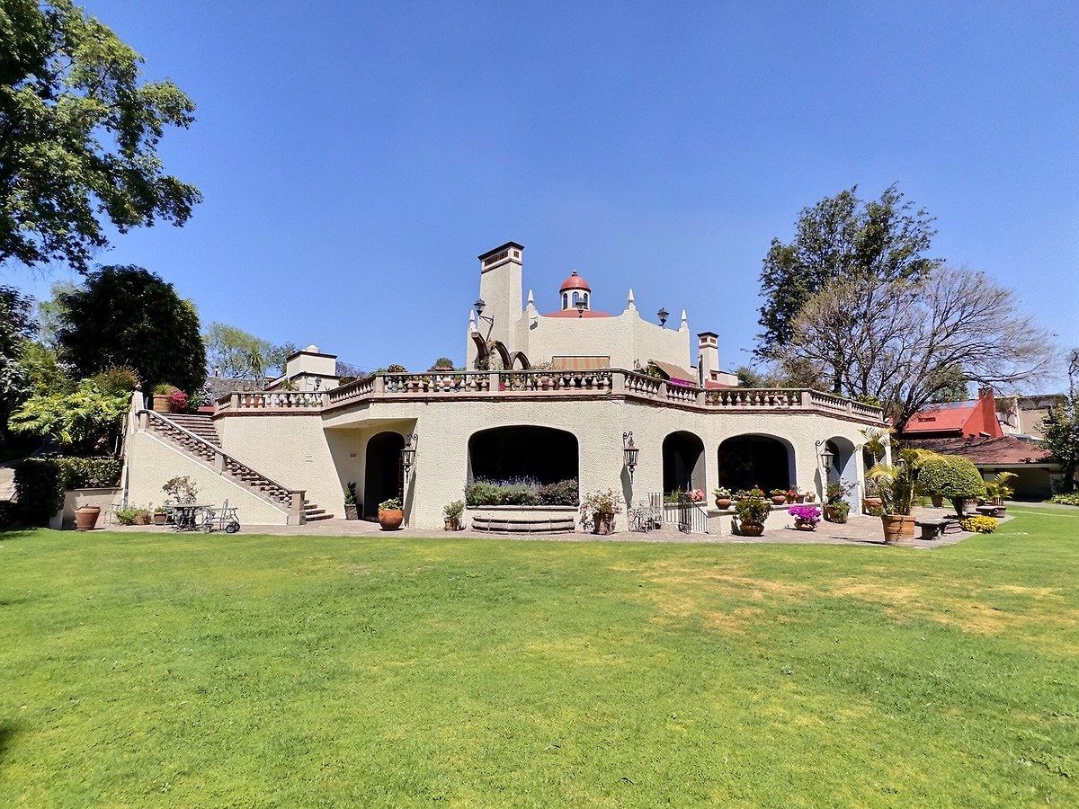 2 of 28: Fachada interior y jardín