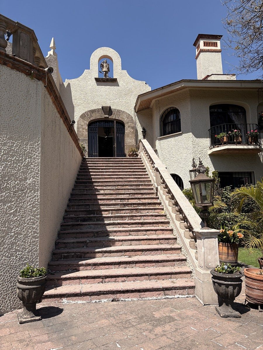 5 of 28: Escaleras al jardín