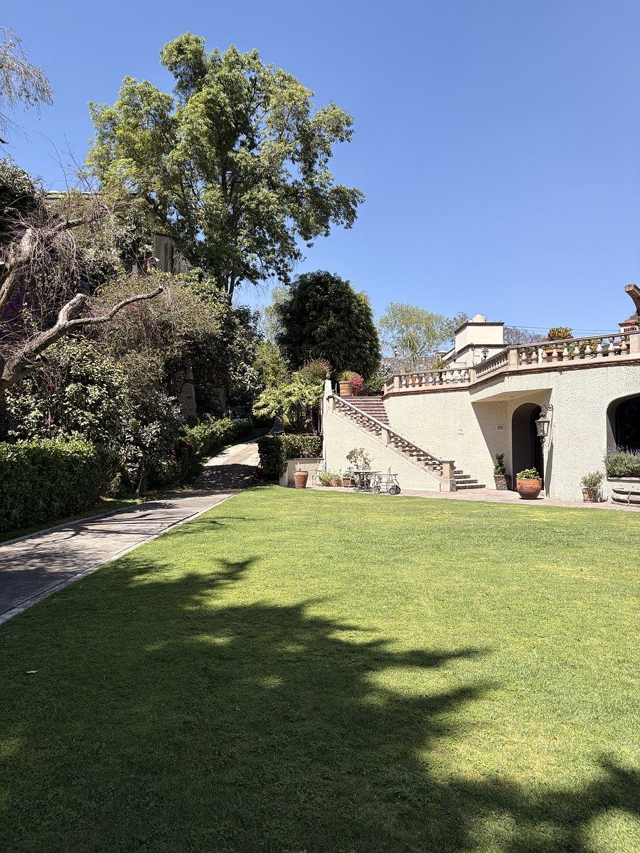 6 of 28: Jardín y parte de la fachada interior