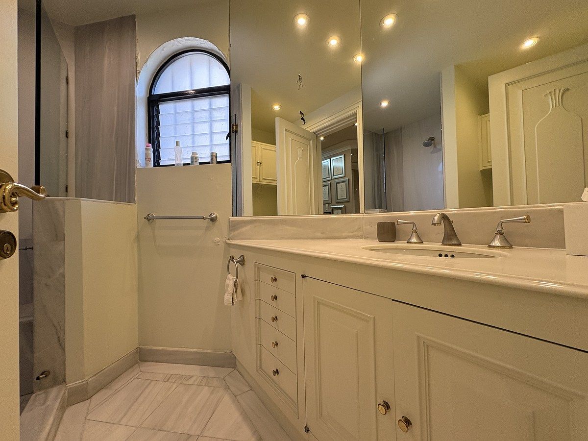 7 of 28: Baño completo de una de las recámaras