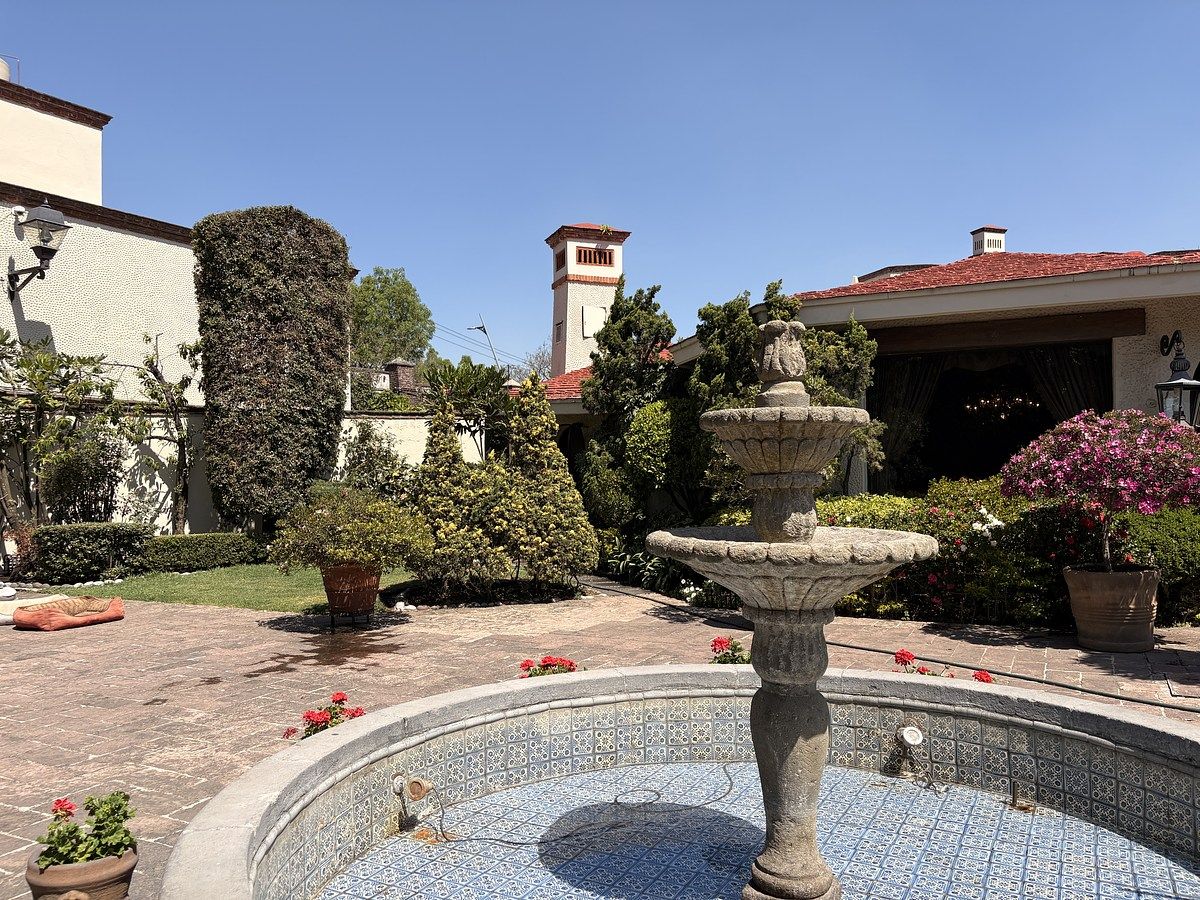 15 of 28: Fuente de agua