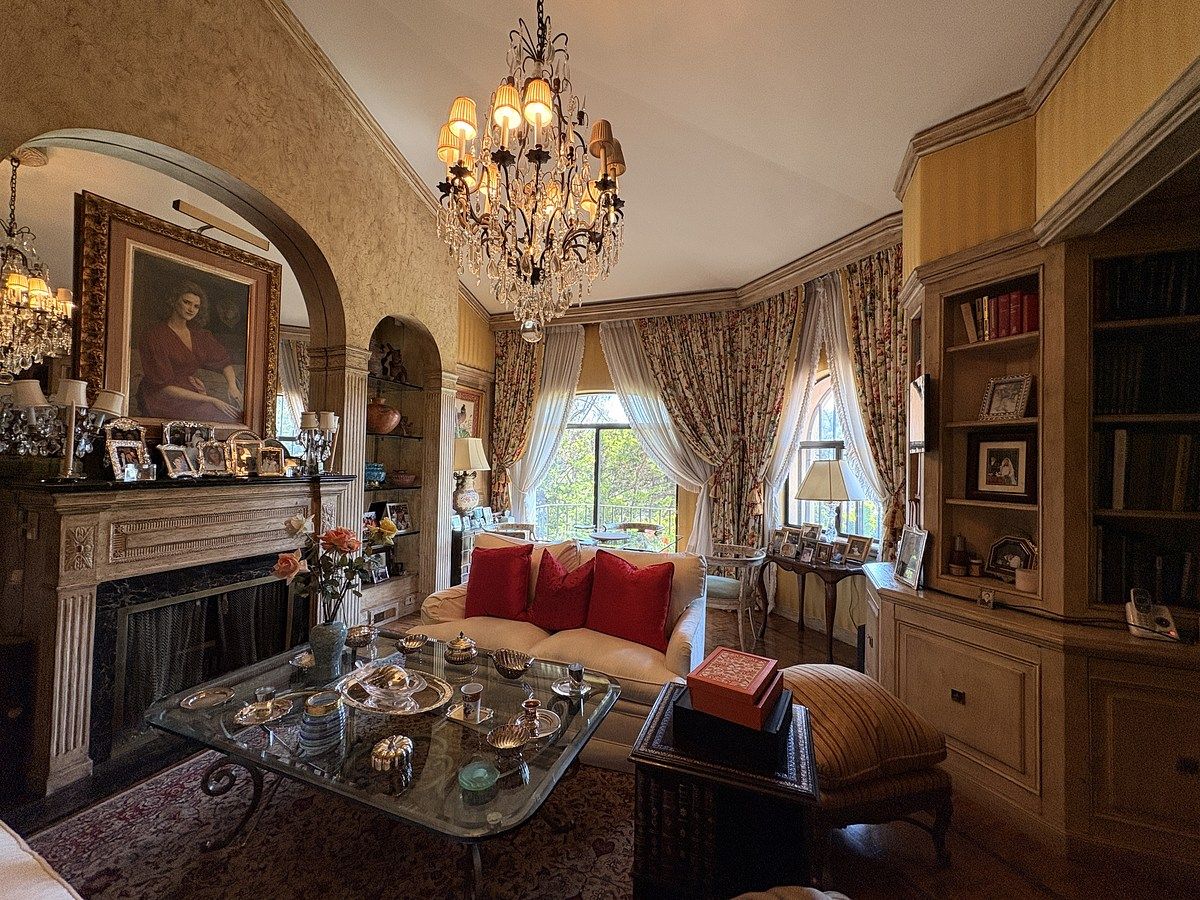 18 of 28: Espacio pequeño acogedor con chimenea