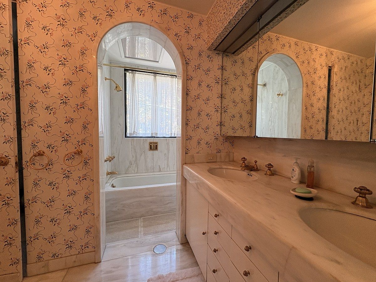 20 of 28: Baño completo de una de las recámaras