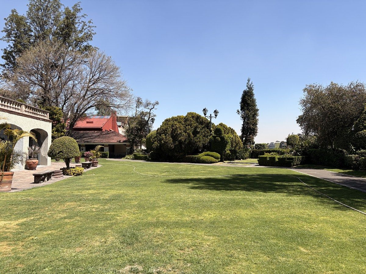 28 of 28: amplio Jardín principal