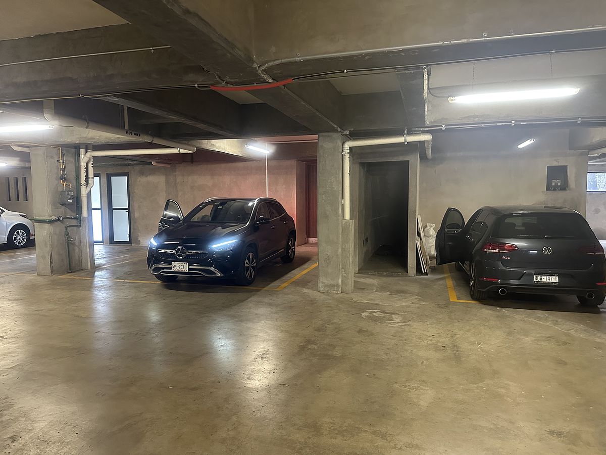 12 of 13: 3 estacionamientos