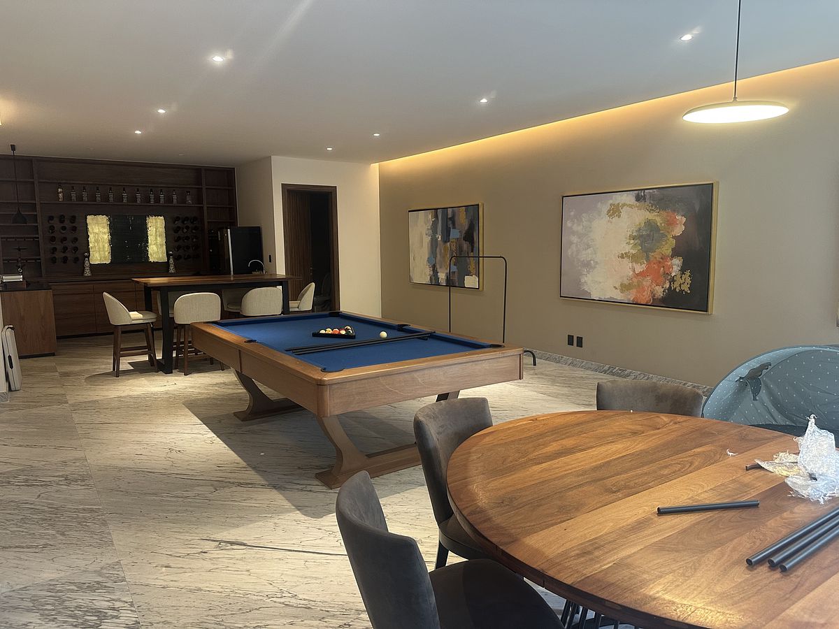 8 of 13: Salón de juegos y TV