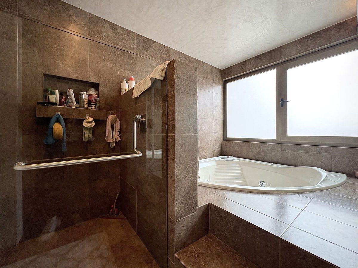 14 de 22: Baño completo con Jacuzzi