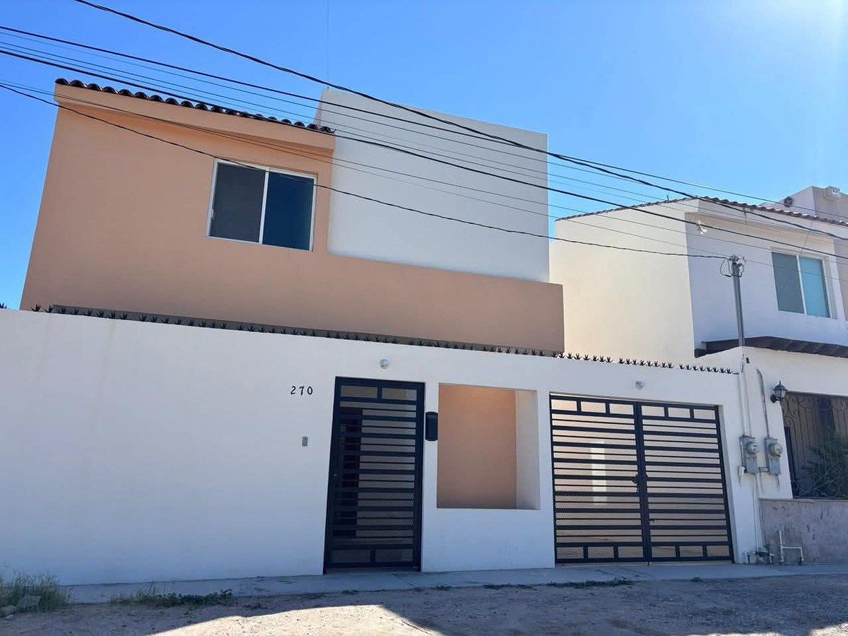 1 de 23: Fachada principal con rejas, protección en bardas.