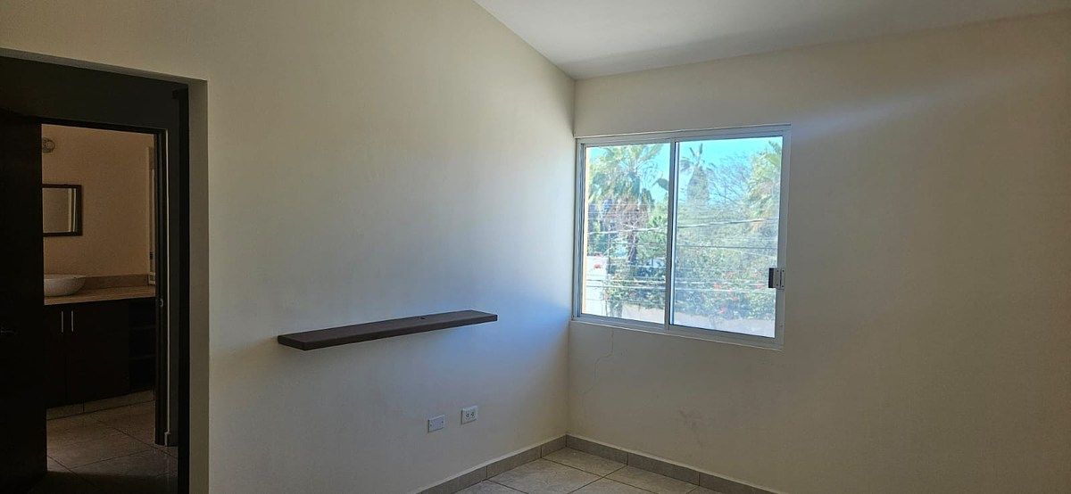 6 de 23: Recámara principal walk-in clóset, baño y aire acondicionado