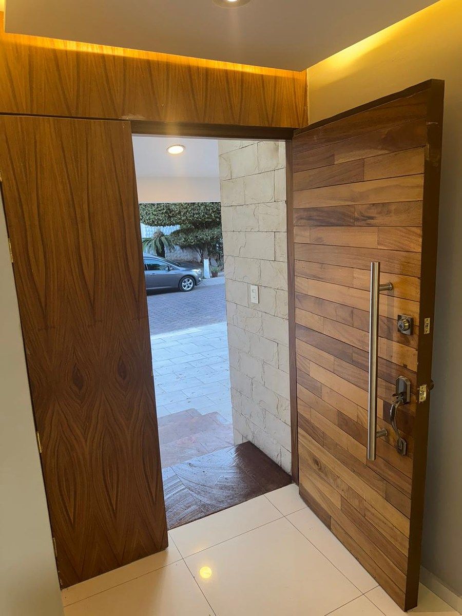 5 de 49: puerta principal