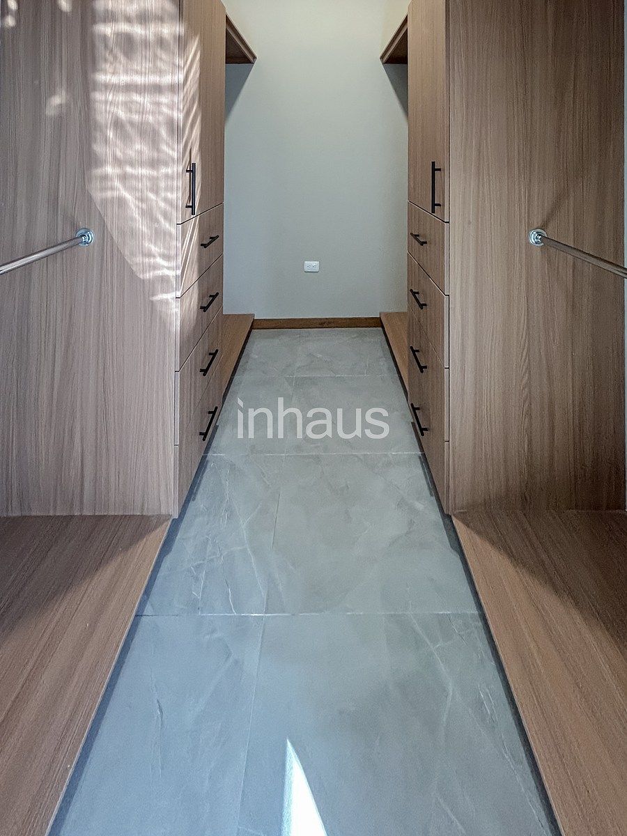 6 de 9: VESTIDOR RECÁMARA PRINCIPAL