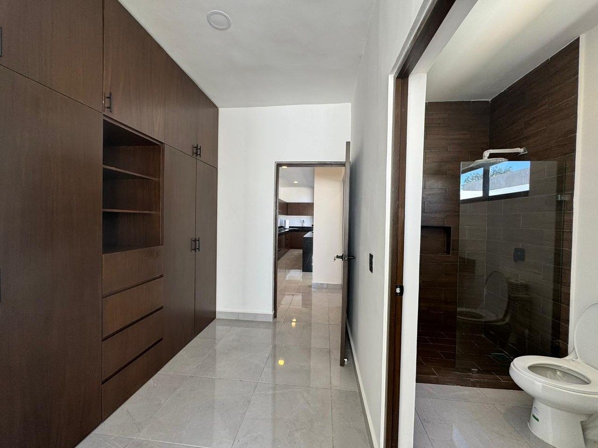 6 de 33: Closet recámara planta baja